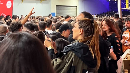 Άννα Βίσση: «Πληρώσαμε για να μην μπούμε» – Τα βίντεο και τα παράπονα θεατών στο ΟΑΚΑ