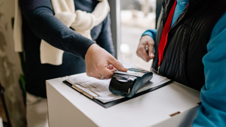 Πρέβεζα: Έμαθε το PIN, έκλεψε την κάρτα και «σήκωσε» 14.000 ευρώ από λογαριασμό ηλικιωμένου