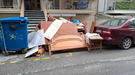 Πέταξε καναπέ, καρέκλες και στρώμα στον δρόμο: Πρόστιμο 3.000 σε πολίτη από τον δήμο Θεσσαλονίκης