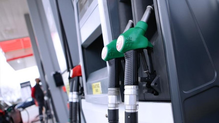 Καύσιμα: Πώς θα γίνει η μείωση των 10 και 5 λεπτών – Το παρασκήνιο της συμφωνίας με τα διυλιστήρια