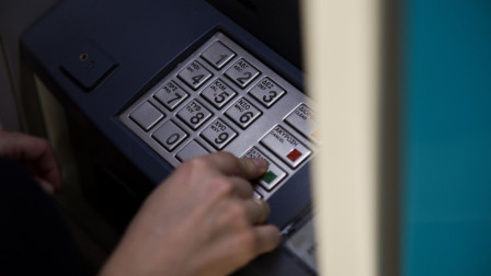 Επανάσταση στις αναλήψεις: Πώς το κινητό «ξεκλειδώνει» τα νέα ανέπαφα ΑΤΜ – Τέλος στο PIN