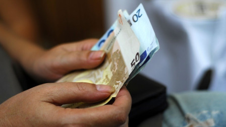 Ξεκίνησαν οι πληρωμές για τις συντάξεις Μαρτίου - Πότε θα δείτε λεφτά στους λογαριασμούς σας