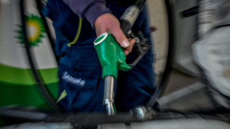 Καύσιμα: «Καίνε» οι τιμές εν μέσω διακοπών - Γιατί δεν πέφτουν και πότε μπορεί να έρθει αποκλιμάκωση
