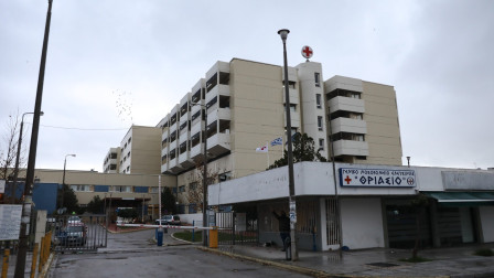 Αγία Βαρβάρα: 19χρονη στο νοσοκομείο μετά από καβγά με φίλη της - Την έσπρωξε σε τζαμαρία