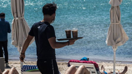 «Κατεβάζουν ρολά» οι εργαζόμενοι σε τουρισμό και εστίαση - Πότε προχωρούν σε 24ωρη απεργία