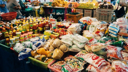 Πληθωρισμός: Φρένο στις ανατιμήσεις, αλλά πιέζουν τα νοικοκυριά τρόφιμα, ενοίκια και ενέργεια