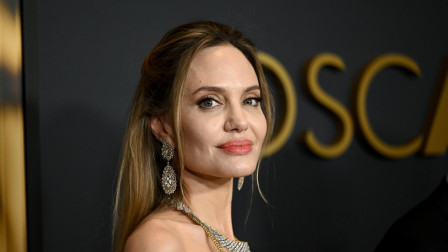 Αντζελίνα Τζολί: Φωτογραφίζεται με τις ουλές από τη διπλή μαστεκτομή και μιλά για τον καρκίνο