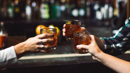 Δεν είναι για «γερά» ποτήρια - Αυτή η ευρωπαϊκή πρωτεύουσα απαγορεύει την πώληση αλκοόλ τα βράδια