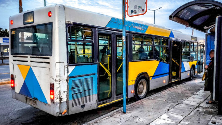 Κυψέλη: Η στιγμή που άνδρας κλωτσά 8χρονο παιδί και τη μητέρα του σε στάση λεωφορείου