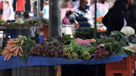Νέα δεδομένα στις λαϊκές αγορές: Τι πρέπει να γράφουν πλέον οι πινακίδες στους πάγκους
