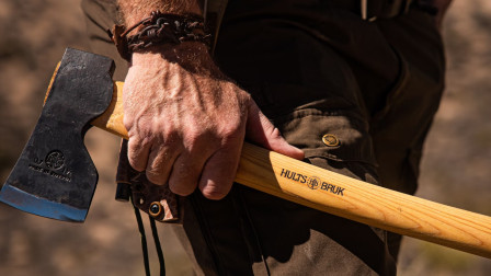 Σκηνές θρίλερ στο Ηράκλειο: 39χρονος επιτέθηκε με τσεκούρι σε μητέρα και το παιδί της