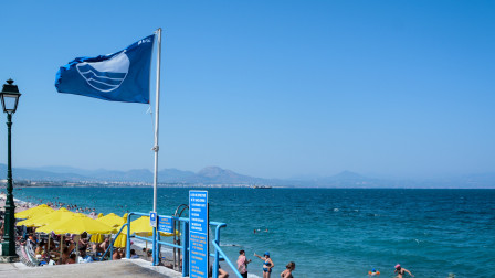 Αυτές είναι οι 9 παραλίες που έχασαν τη Γαλάζια Σημαία το 2026