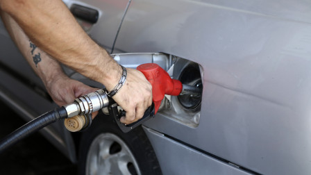 Βενζίνη: Σε ποιες περιοχές έσπασε το φράγμα των 2€ – Ακριβαίνει η αντλία, στο τραπέζι μέτρα στήριξης