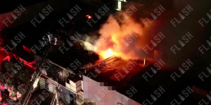 Υπό έλεγχο η φωτιά σε επιχείρηση στο Περιστέρι - Άτομο στο νοσοκομείο με αναπνευστικά Υπό έλεγχο η φωτιά σε επιχείρηση στο Περιστέρι - Άτομο στο νοσοκομείο με αναπνευστικά
