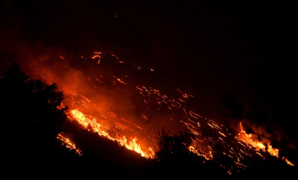 Πυρκαγιά στο Αίγιο, που ξέσπασε σήμερα το απόγευμα.Μάχη μέσα στην νύχτα της πυροσβεστικής, για να μην κατέβει η φωτιά στον οικισμό Τράπεζα, Κυριακή 23 Ιουλίου 2023  (ΓΙΩΤΑ ΛΟΤΣΑΡΗ/EUROKINISSI)