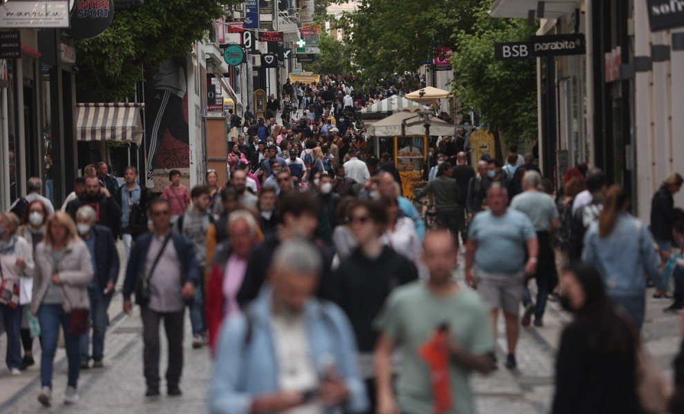 Ξεκίνησαν οι ενδιάμεσες εκπτώσεις στα εμπορικά καταστήματα. στιγμιότυπα από την οδό Ερμού, Τετάρτη 4 Μαϊου 2022  (ΒΑΣΙΛΗΣ ΡΕΜΠΑΠΗΣ/EUROKINISSI)