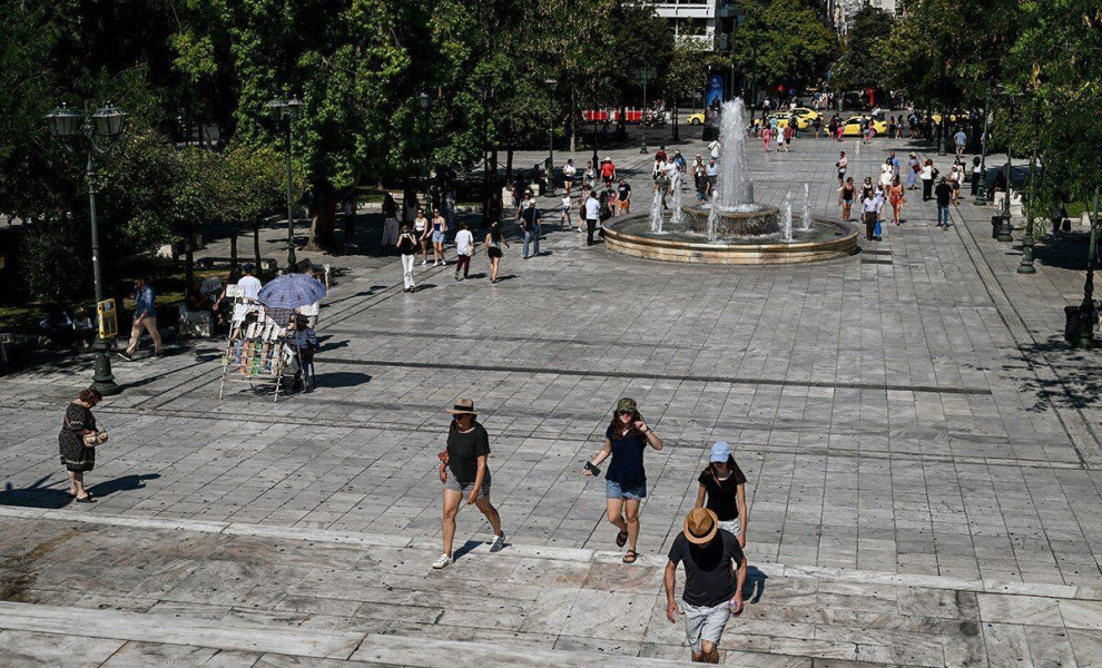 Βρισκόμαστε στην τελευταία ημέρα του Αυγούστου και καθώς η πόλη της Αθήνας αδειάζει από τους κατοίκους της, παραδίνεται σταδιακά στους τουρίστες που ακόμα και τον Αύγουστο γεμίζουν το κέντρο της, Δευτέρα 31 Ιουλίου 2023  (ΤΑΤΙΑΝΑ ΜΠΟΛΑΡΗ/ EUROKINISSI)
