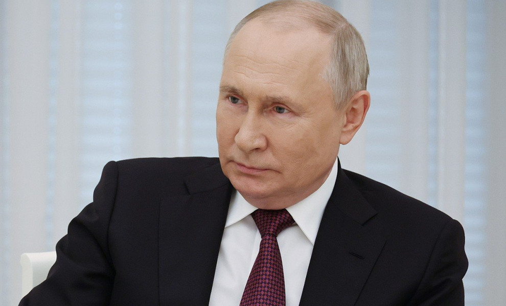 epa10817874 Russian President Vladimir Putin meets with the crew of the Alyosha T-80 tank, which destroyed a Ukrainian armoured convoy on the Zaporizhzhia direction in the course of Russia's military operation in Ukraine, at the Kremlin, in Moscow, Russia