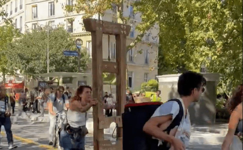 Γκιλοτίνες στο Παρίσι κατά τη διάρκεια των διαδηλώσεων / Πηγή: Χ