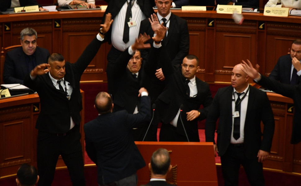 Πέταξαν το Σύνταγμα στον Ράμα για την υπουργό από ΑΙ «Diella» / IMAGO