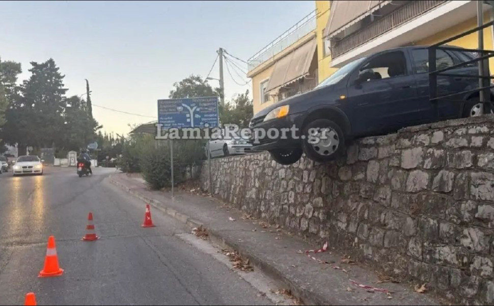 Το «κρεμασμένο» αυτοκίνητο στην περιοχή του Άγιου Λουκά, στη Λαμία/Φωτ. LAMIAREPORT Το «κρεμασμένο» αυτοκίνητο στην περιοχή του Άγιου Λουκά, στη Λαμία/Φωτ. LAMIAREPORT