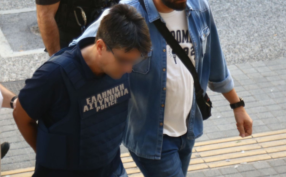 Ο 50χρονος καθ' ομολογίαν δράστης του στυγερού εγκλήματος στα δικαστήρια της Θεσσαλονίκης / Φωτ. INTIME Ο 50χρονος καθ' ομολογίαν δράστης του στυγερού εγκλήματος στα δικαστήρια της Θεσσαλονίκης / Φωτ. INTIME
