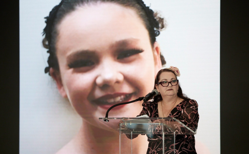 Η Emma Mason, στο βήμα της εκδήλωσης για την προστασία των παιδιών από τους κινδύνους της ψηφιακής εποχής, στο πλαίσιο της Εβδομάδας Υψηλού Επιπέδου του ΟΗΕ, στη Νέα Υόρκη. Φωτό: Γραφείο Τύπου Πρωθυπουργού