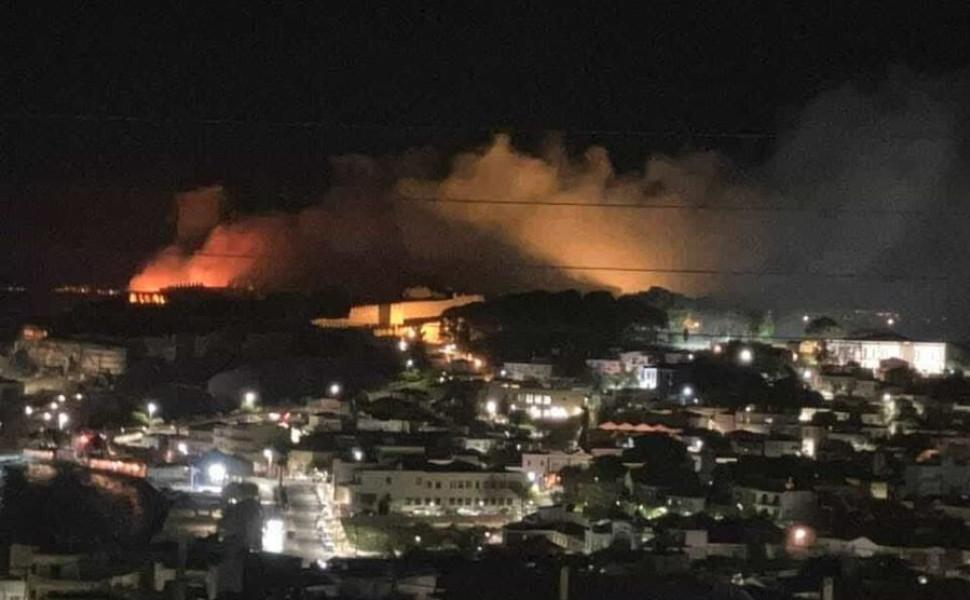 Η φωτιά που καίει πολύ κοντά στο Κάστρο της Μυτιλήνης/Φωτ. STONISI.GR