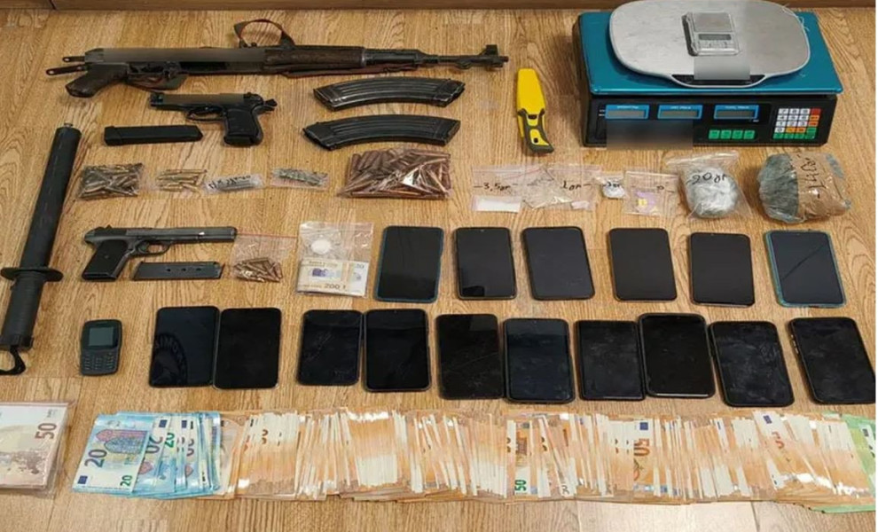 Όπλα, ναρκωτικά και χρήματα κατασχέθηεκαν από την Αστυνομία/Φωτ. ASTYNOMIA.GR