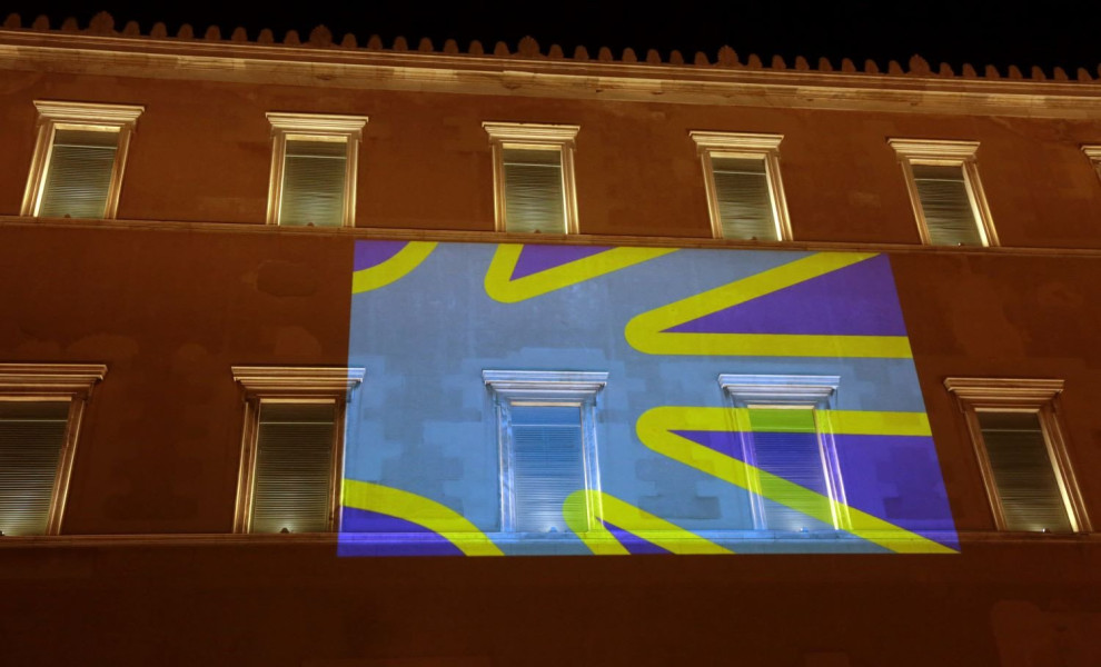 Το φωταγωγημένο κτήριο της Βουλής των Ελλήνων/Φωτ. INTIME