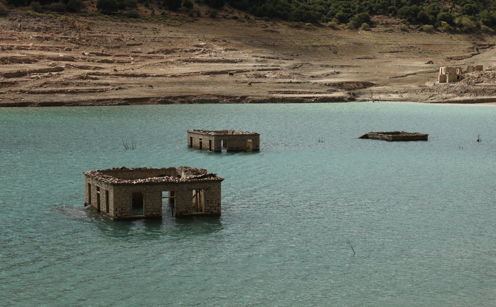 Το χωριό Κάλλιο όπως φαίνεται πλέον στη λίμνη του Μόρνου / Intime