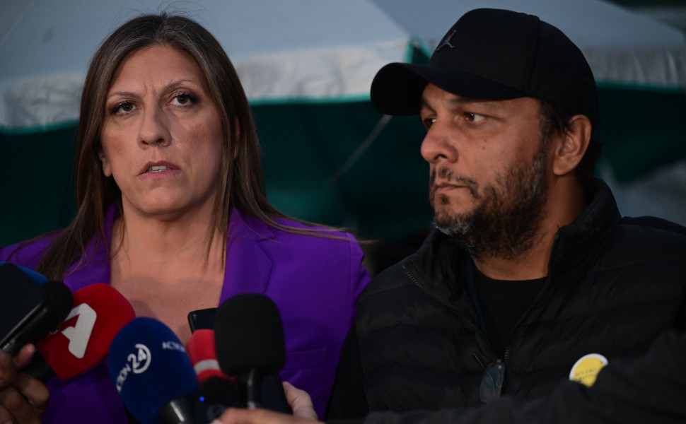 Η Ζωή Κωνσταντοπούλου με τον απεργό πείνας Πάνο Ρούτσι / Φωτ.: Eurokinissi