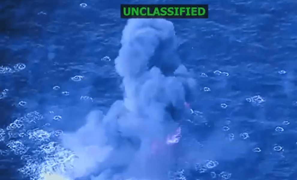 Η στιγμή της αμερικανικής επίθεσης στο σκάφος ανοικτά της Βενεζουέλας (πηγή: X)