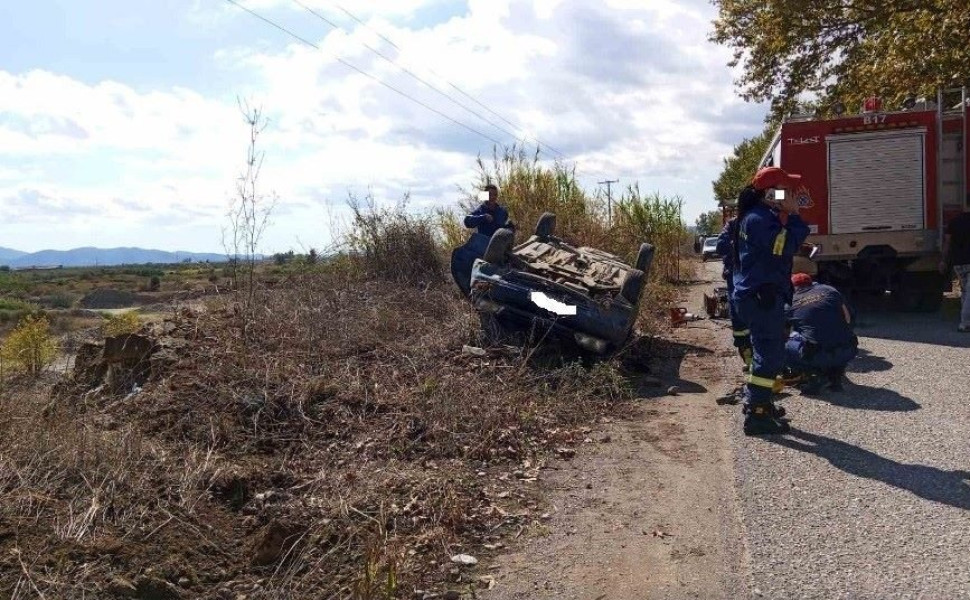 Το ντελαπαρισμένο αυτοκίνητο κοντά στη γέφυρα του Αχελώου/Φωτ. AGRINIONEWS.GR