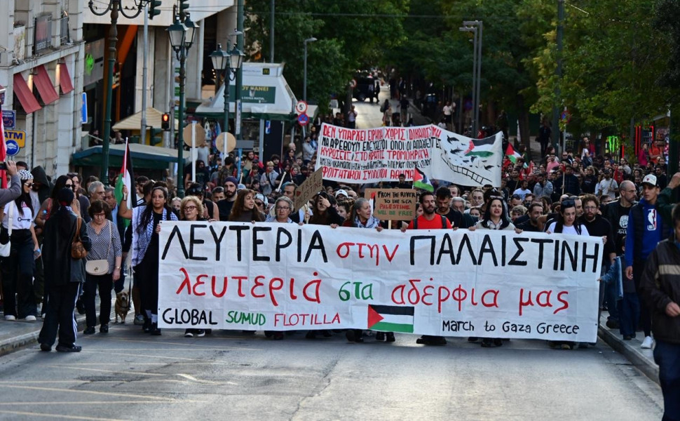 Η πορεία των αλληλέγγυων καθ' οδόν από τα Προπύλαια προς τη Βουλή/Φωτο: Flash.gr/Γιάννης Κέμμος