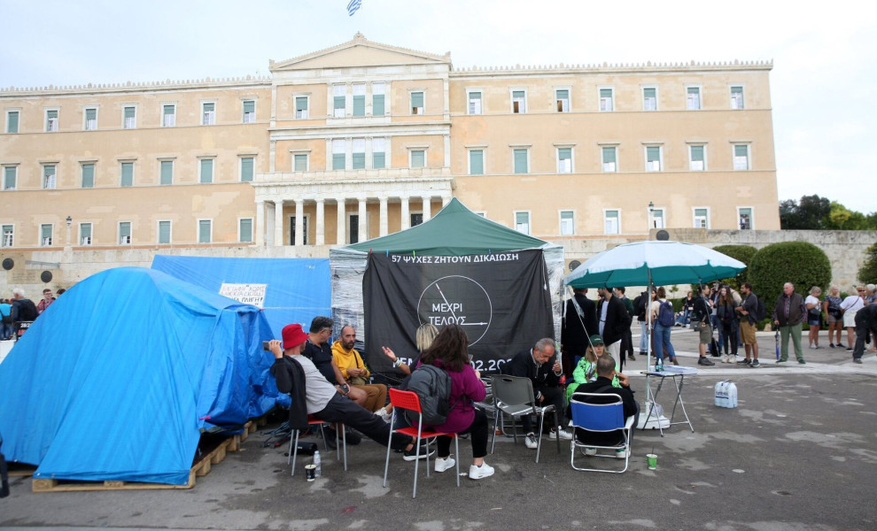 Κόσμος συμπαραστέκεται στον Πάνο Ρούτσι, μπροστά από τη σκηνή του έξω από τη Βουλή, κατά την 22η μέρα της απεργίας πείνας (φωτο: ΑΠΕ-ΜΠΕ/ΑΠΕ-ΜΠΕ/Αλέξανδρος Μπελτές)