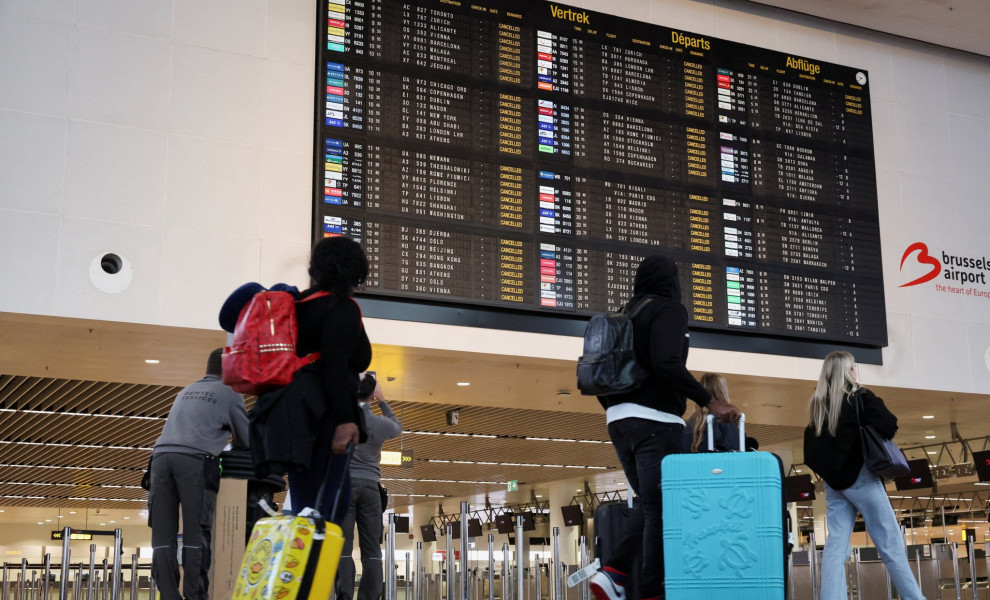 Επιβάτες σε αεροδρόμιο των Βρυξελλών παρακολουθούν τις ακυρώσεις πτήσεων / Reuters
