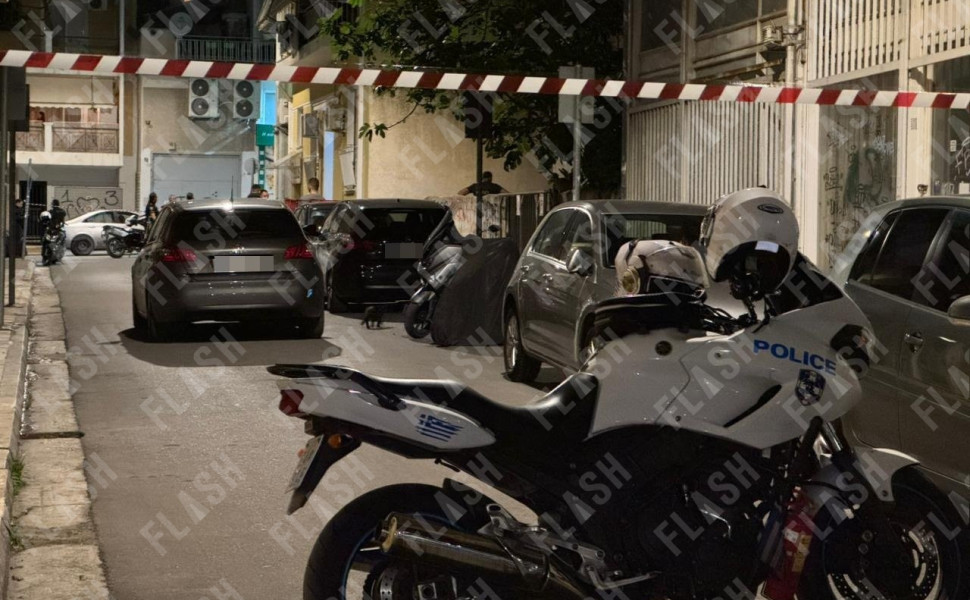 Εικόνα από το σημείο όπου οι αστυνομικοί βρήκαν τους δύο αιμόφυρτους  άνδρες μέσα σε διαμέρισμα (φωτο: Flash.gr/Γιάννης Κέμμος)