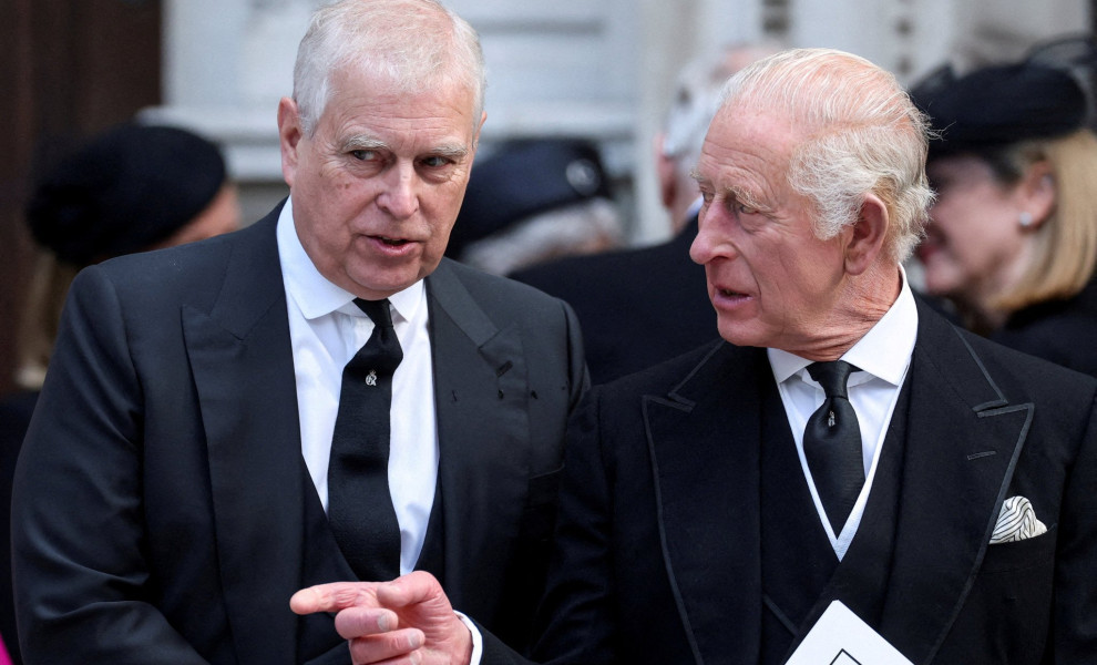 Ο πρίγκιπας Άντριου με τον βασιλιά Κάρολο. Φωτό: Reuters