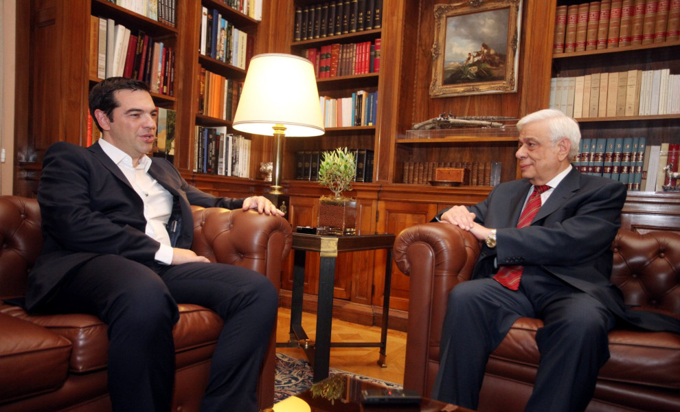 O Αλέξης Τσίπρας στον Προκόπη Παυλόπουλο, τρεις ημέρες μετά από το δημοψήφισμα του 2015 / Eurokinissi