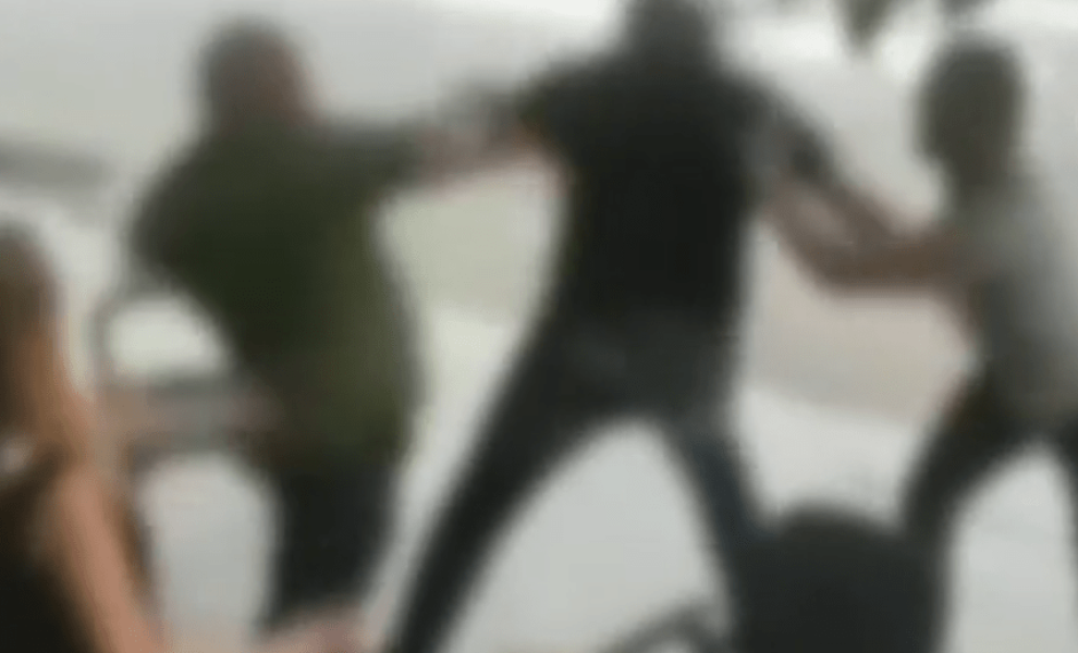 Η στιγμή του άγριου ξυλοδαρμού έξω από μπαρ στο Ναύπλιο. Στιγμιότυπο από Glomex