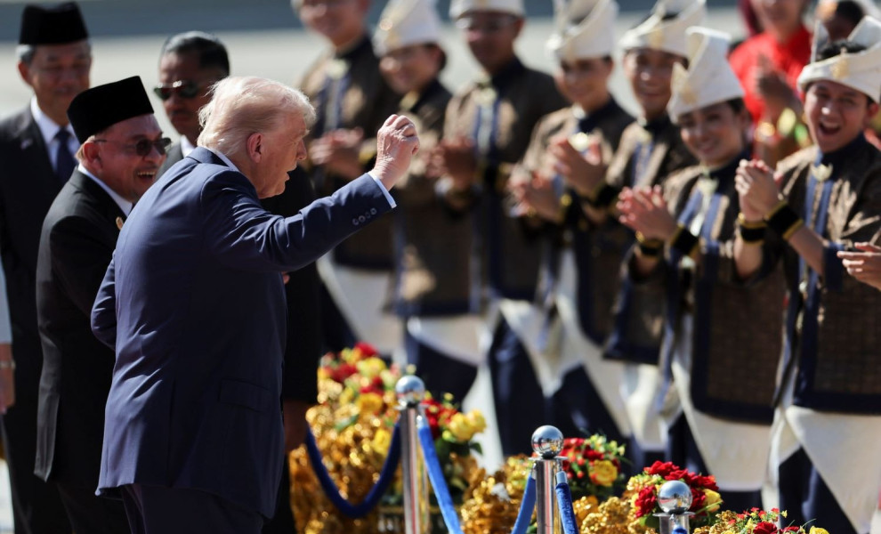 Ο Ντόναλντ Τραμπ ανταποκρίνεται στο σύνθημα των χορευτών και τους συνοδεύει/Φωτ. ΑΠΕ-ΜΠΕ