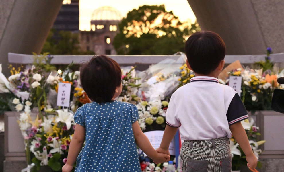 Παιδιά μπροστά στο Μνημείο Ειρήνης της Χιροσίμα για τα θύματα των πυρηνικών βομβών/IMAGO