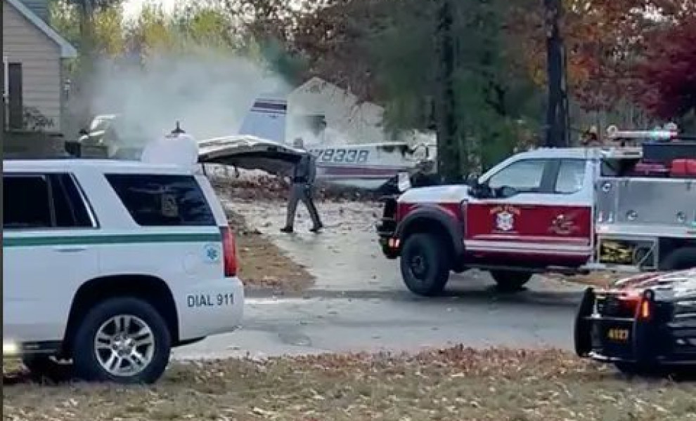 Το τετραθέσιο αεροσκάφος πυ έπεσε έξω από σπίτι στη κομητεία Σαρατόγκα της Νέας Υόρκης/Φωτ. X