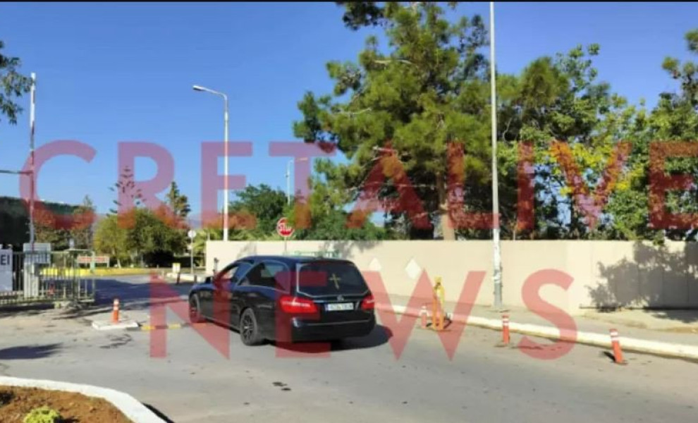 Η νεκροφόρα με τη σορό του Φανούρη Καργάκη ξεκινάει από το ΠΑΓΝΗ για τα Βορίζια/Φωτ. CRETALIVENEWS