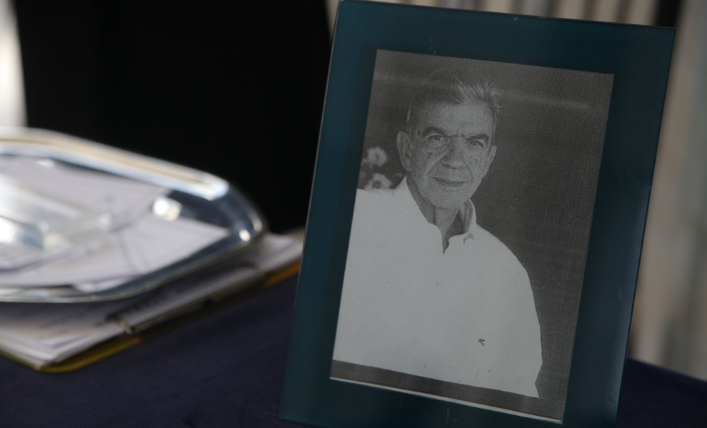 Φωτογραφία του Μένη Κουμανταρέα στην κηδεία του / Eurokinissi