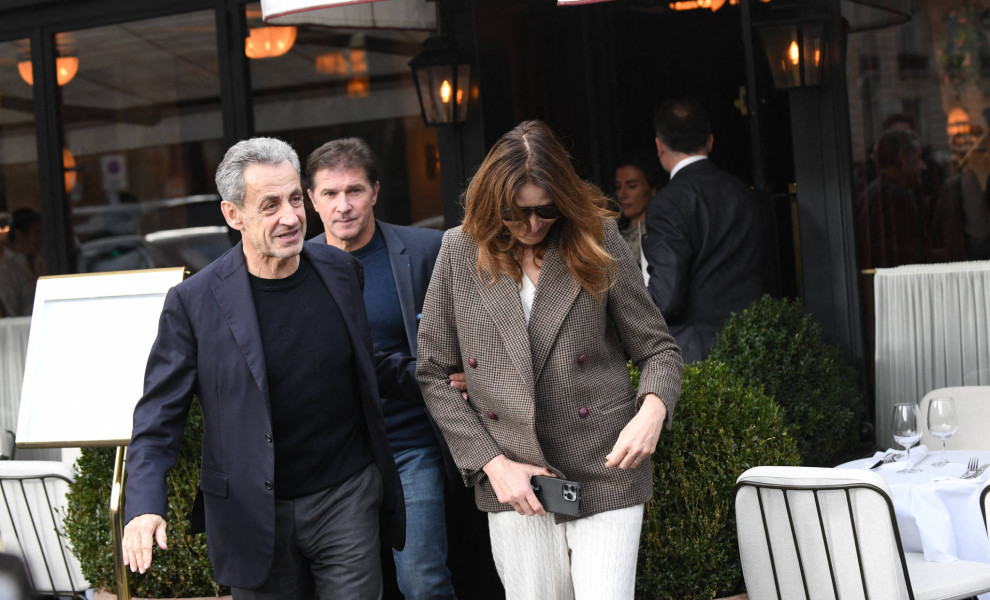 Ο Νικολά Σαρκοζί και η σύζυγός του Κάρλα Μπρούνι γευνάτισαν σε εστιατόριο του Παρισιού μια μέρα μετά την αποφυλάκισή του / Imago