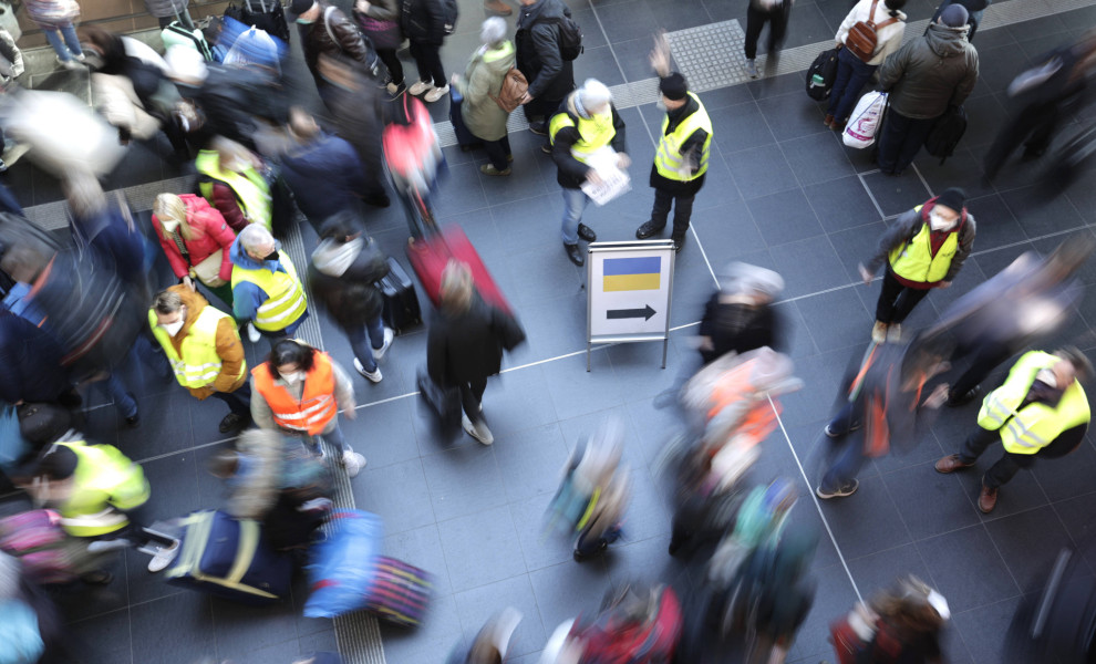 Ουκρανοί πρόσφυγες φτάνουν στο αεροδρόμιο του Βερολίνου το 2022 (IMAGO / Jens Schicke)