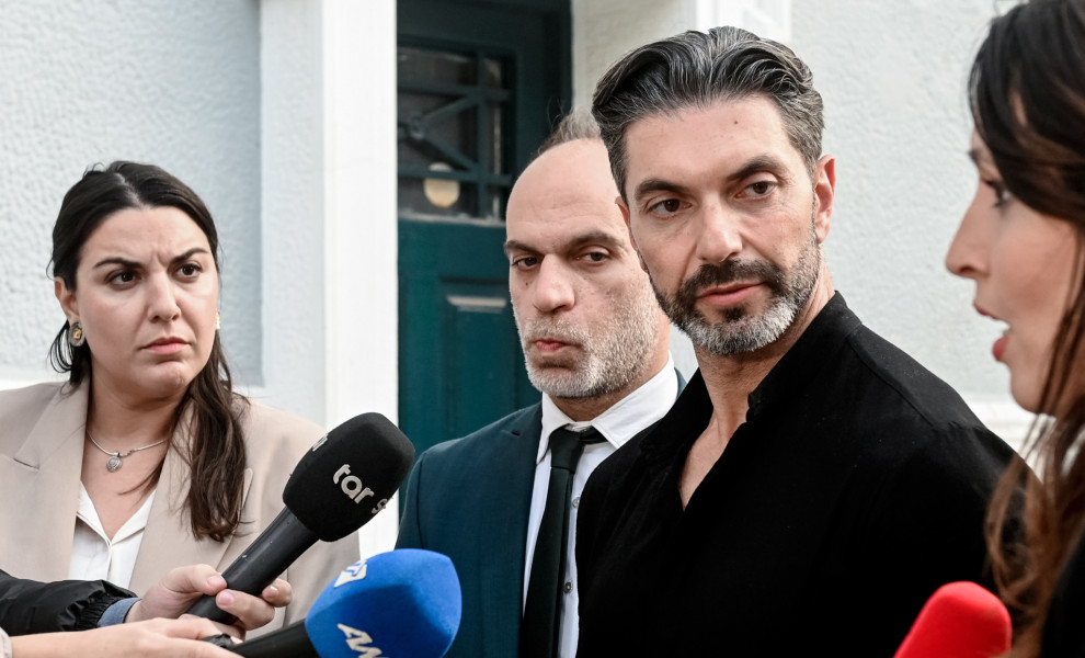 Ο Σπύρος Μαρτίκας κάνει δηλώσεις μετά την κατάθεση στον ανακριτή (φωτο: ΒΑΣΙΛΗΣ ΨΩΜΑΣ / EUROKINISSI)