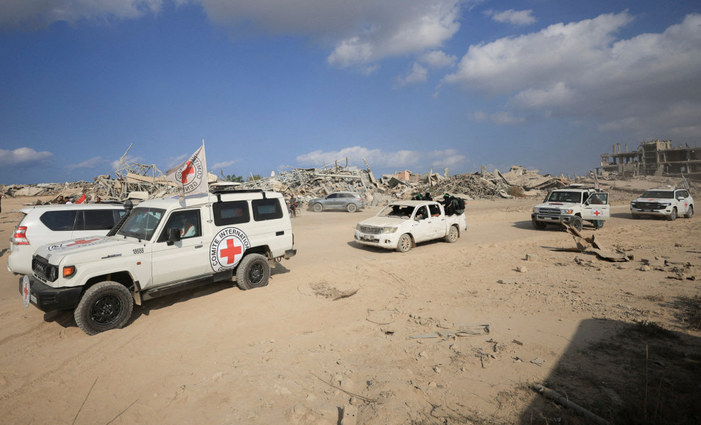 Προσωπικό του Ερυθρού Σταυρού σε αποστολή στη Γάζα (REUTERS/Dawoud Abu Alkas/File Photo)